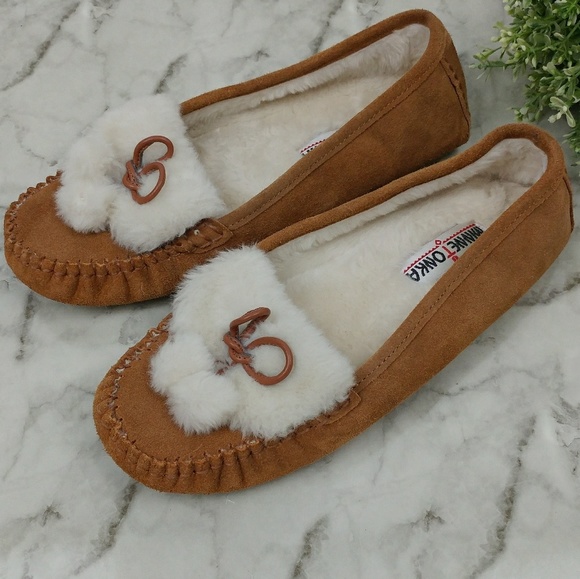 minnetonka moccasin slippers womens